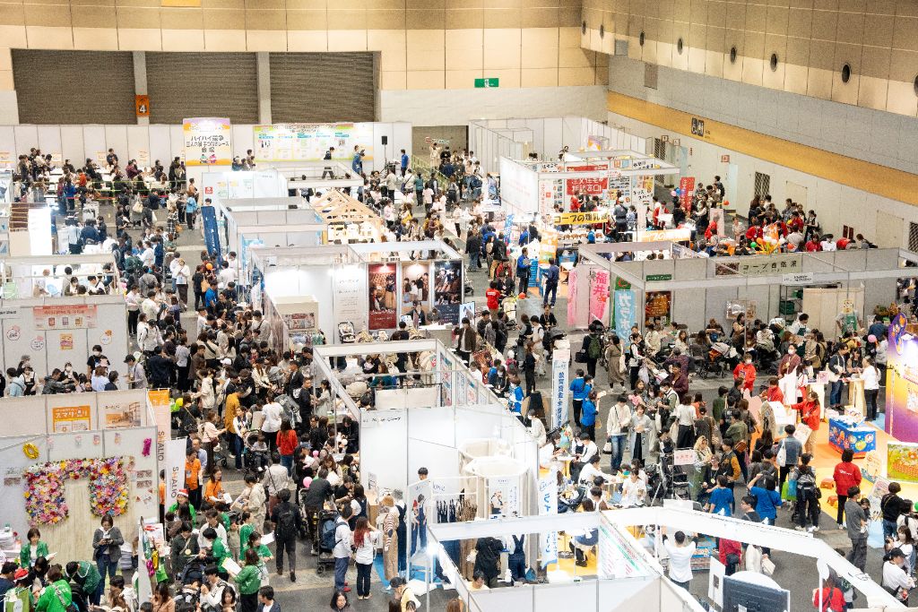 会場を上から見た大勢の来場者で賑わうマタニティ＆ベビーフェスタの様子