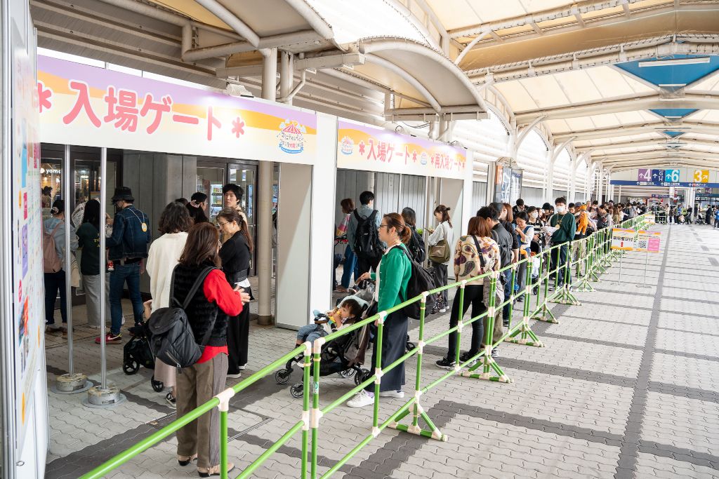 入場を心待ちにする大勢の来場者の列