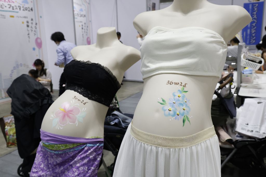 マタニティペイントで妊娠中のお腹にアートを施してもらう体験の様子